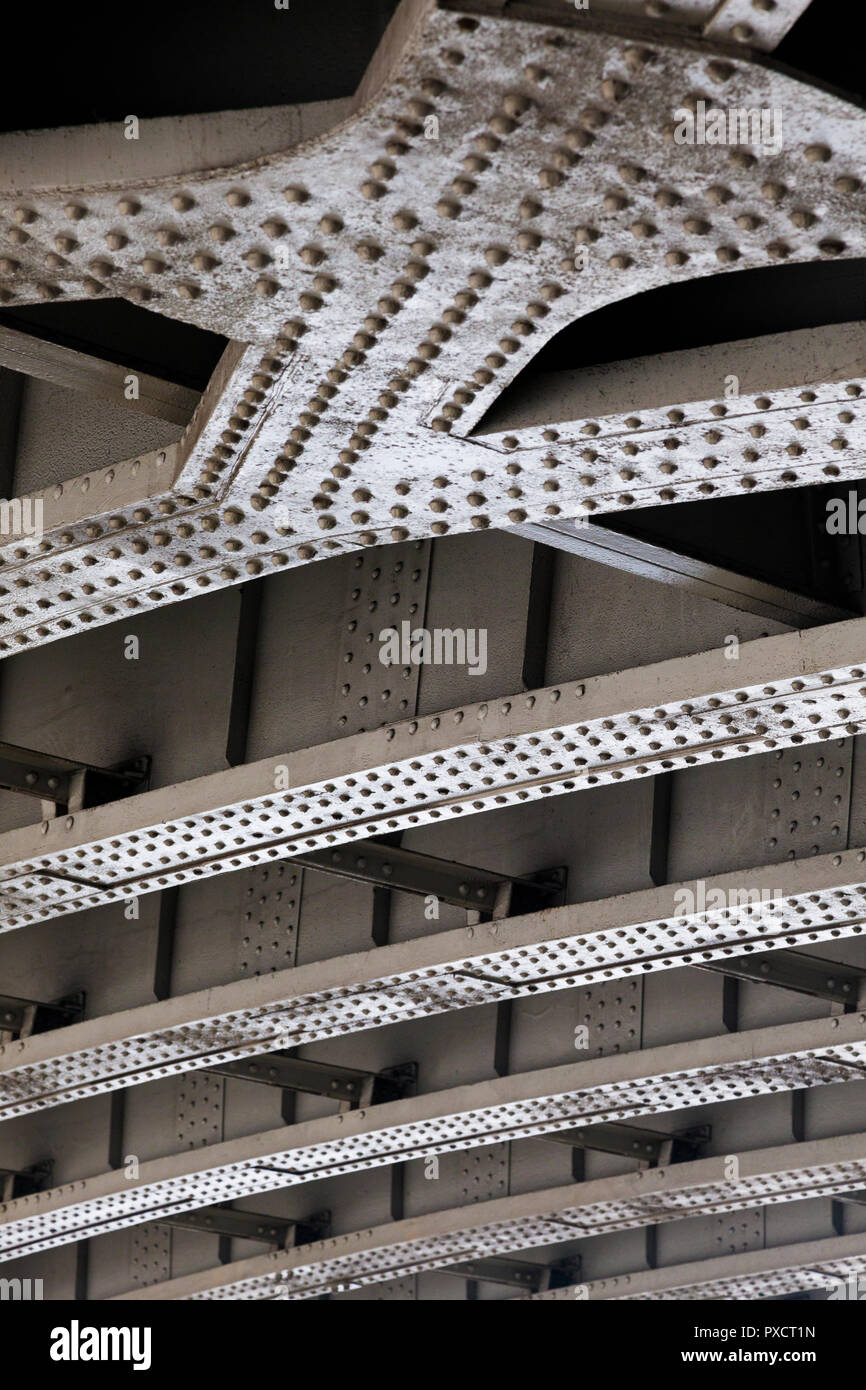 Esposte le costruzioni in acciaio sotto un ponte di Londra, Regno Unito. Foto Stock