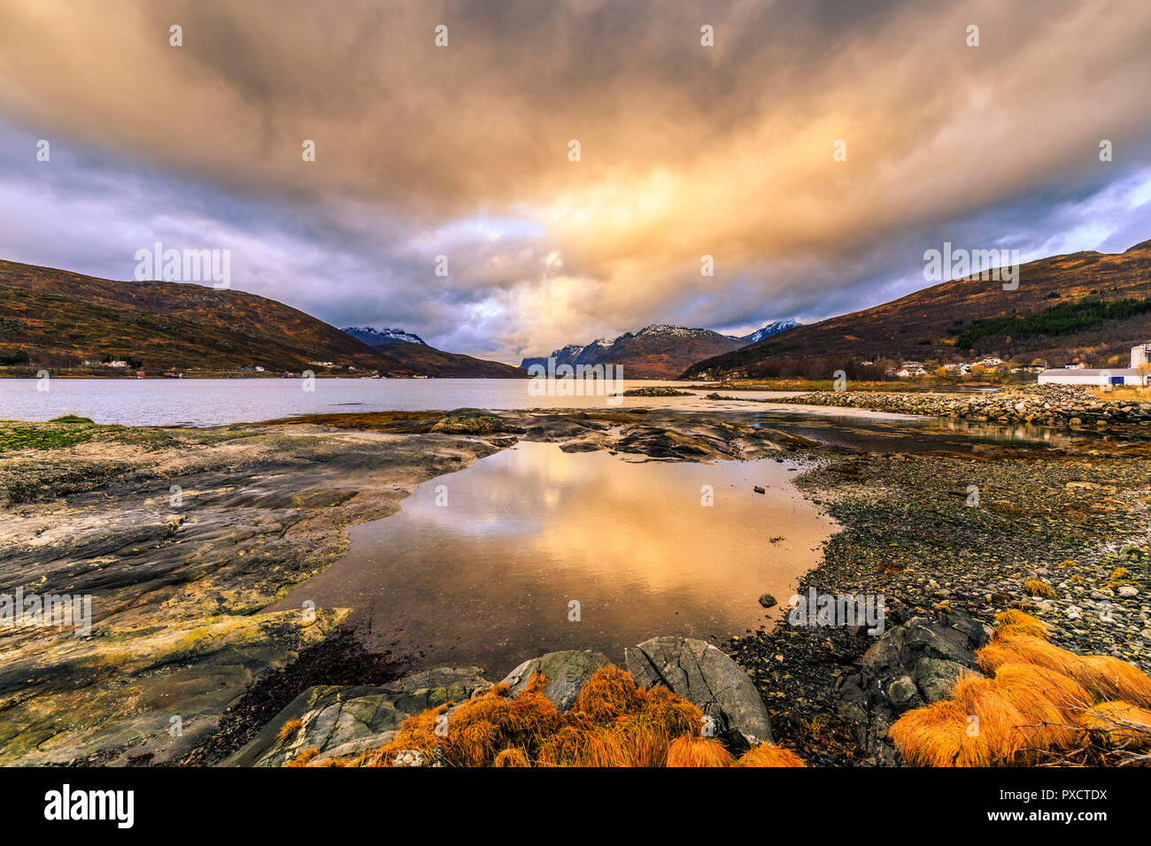 Kaldfjord, paesaggio scenic immagini stock Circolo Polare Artico isola Kvaloya Troms nr Tromso Norvegia settentrionale Foto Stock