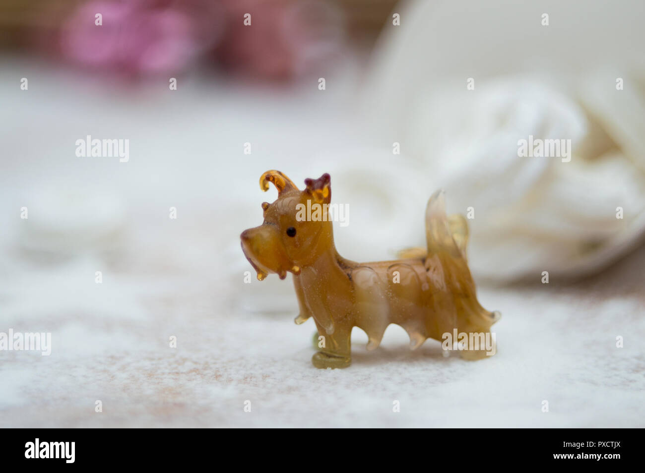 Natale interno con una piccola statua in vetro di un cane Foto Stock