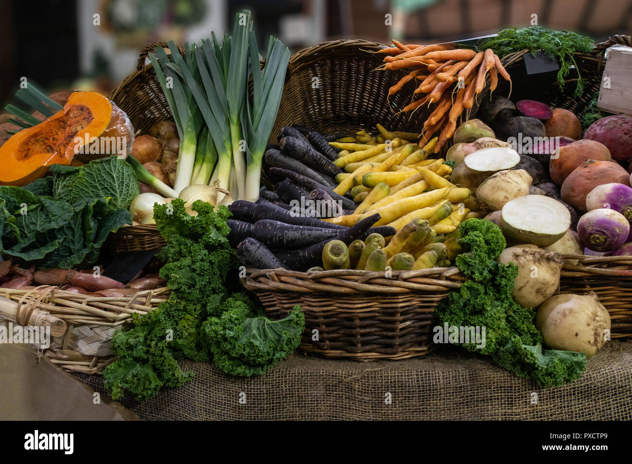 Raccolto fresche verdure in London Borough Market, REGNO UNITO Foto Stock