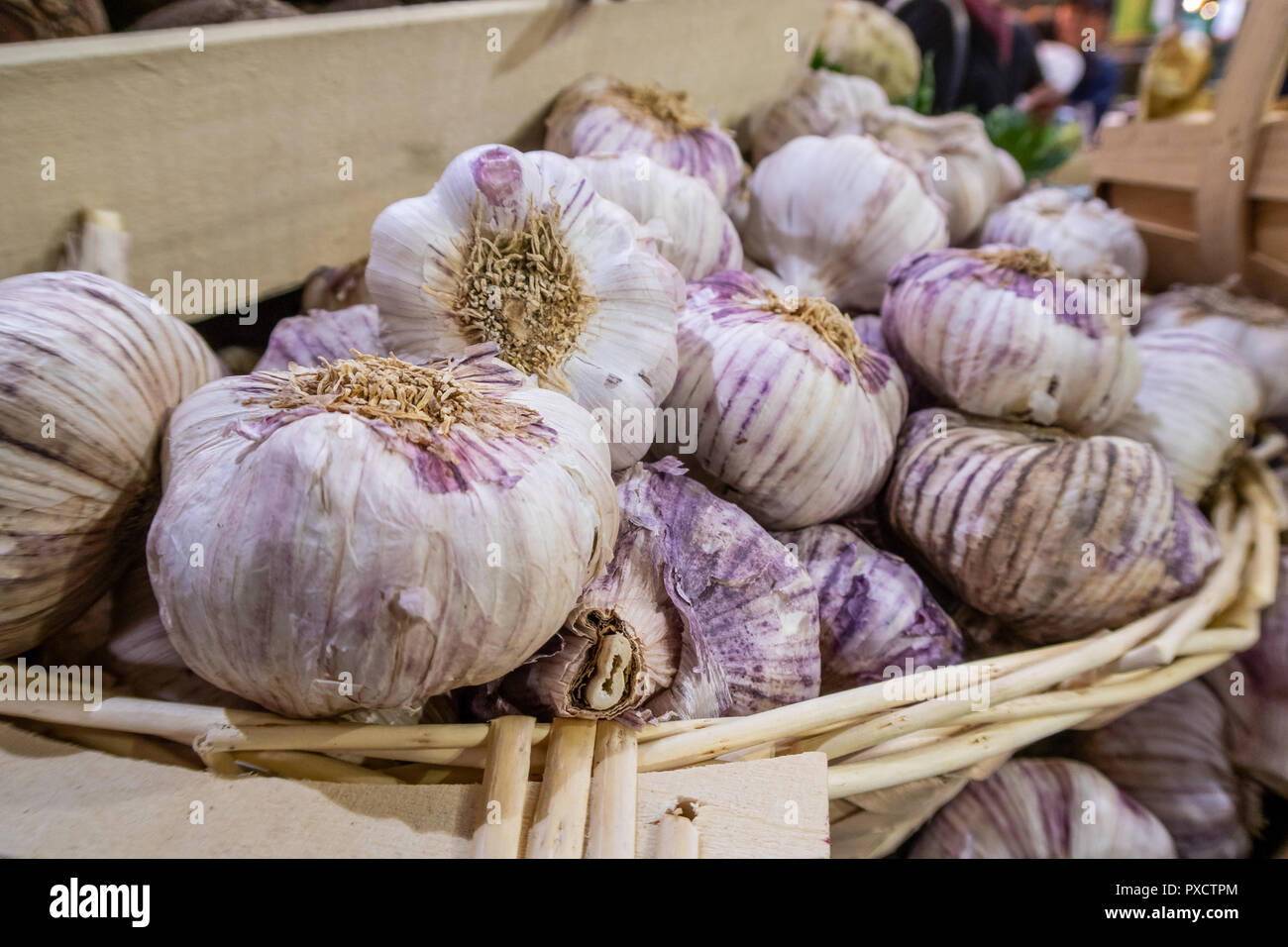 Cesto di bulbi di aglio in London Borough Market, REGNO UNITO Foto Stock