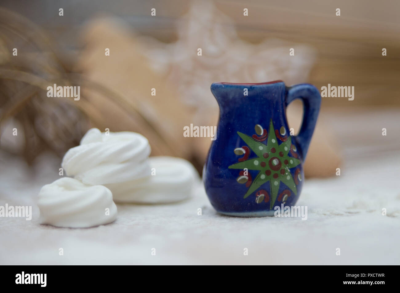 Natale interno con piccole macine per caffè e anelli di meringa Foto Stock