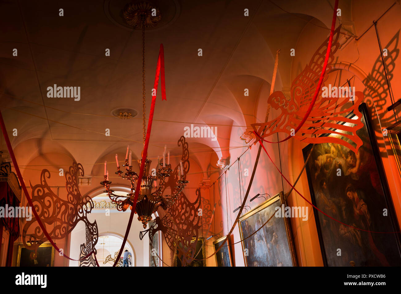 Regno Unito, Inghilterra, Yorkshire, Castle Howard a Natale, lunga galleria, taglio laser angeli sospesi dal soffitto Foto Stock