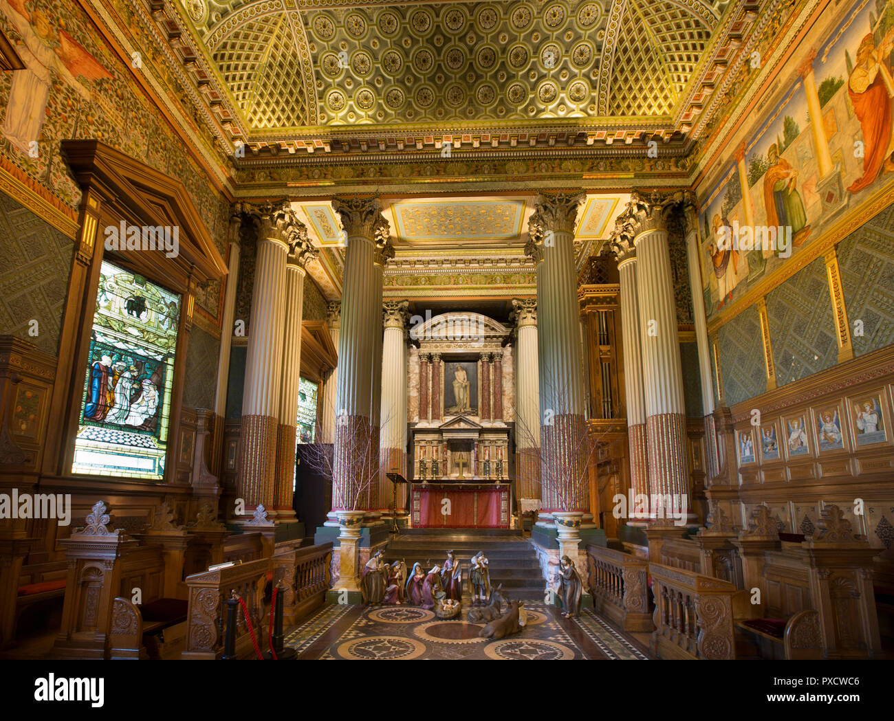Regno Unito, Inghilterra, Yorkshire, Castle Howard a Natale, cappella, Natività figure davanti all altare Foto Stock