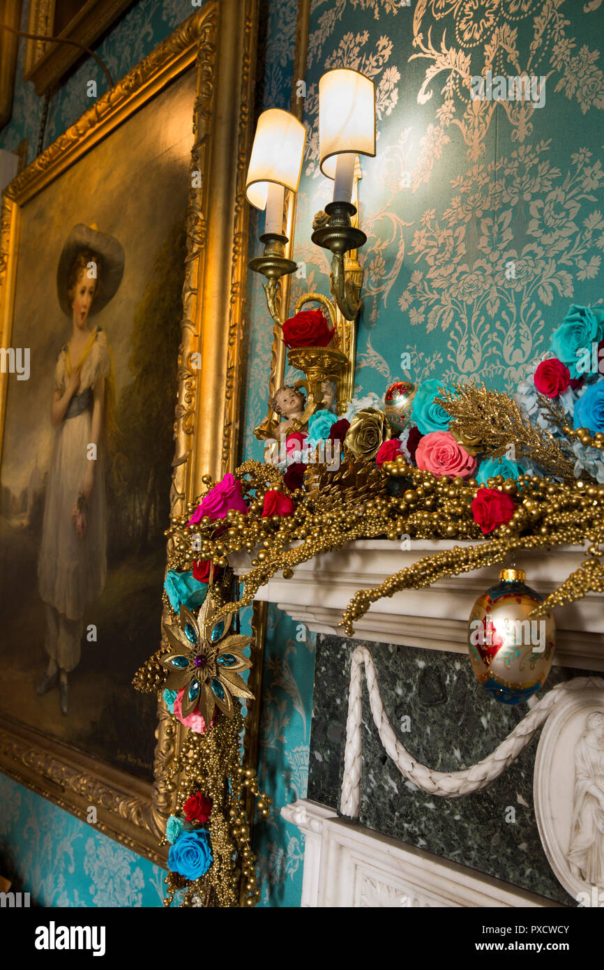 Regno Unito, Inghilterra, Yorkshire, Castle Howard a Natale, turchese Drawing Room per colore e decorazioni a tema sulla mantel accanto a 1826 dipinto della signora Maria Howa Foto Stock