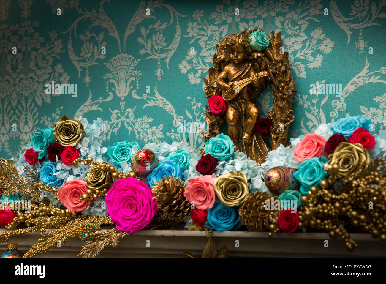 Regno Unito, Inghilterra, Yorkshire, Castle Howard a Natale, turchese Drawing Room, colore rosa decorazione sulla Mantel Foto Stock