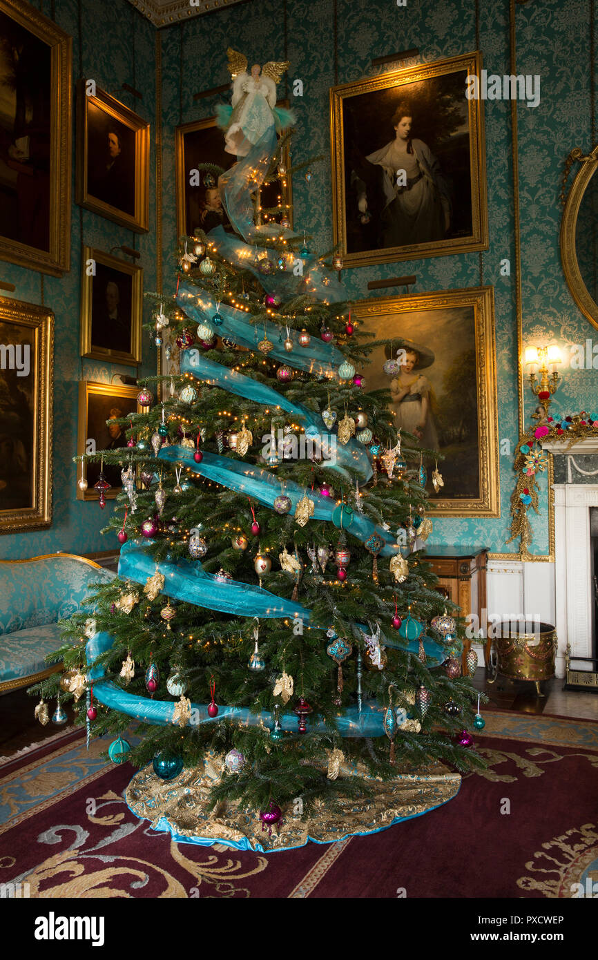 Regno Unito, Inghilterra, Yorkshire, Castle Howard a Natale, turchese Drawing Room, albero di natale avvolti a spirale in chiffon Foto Stock