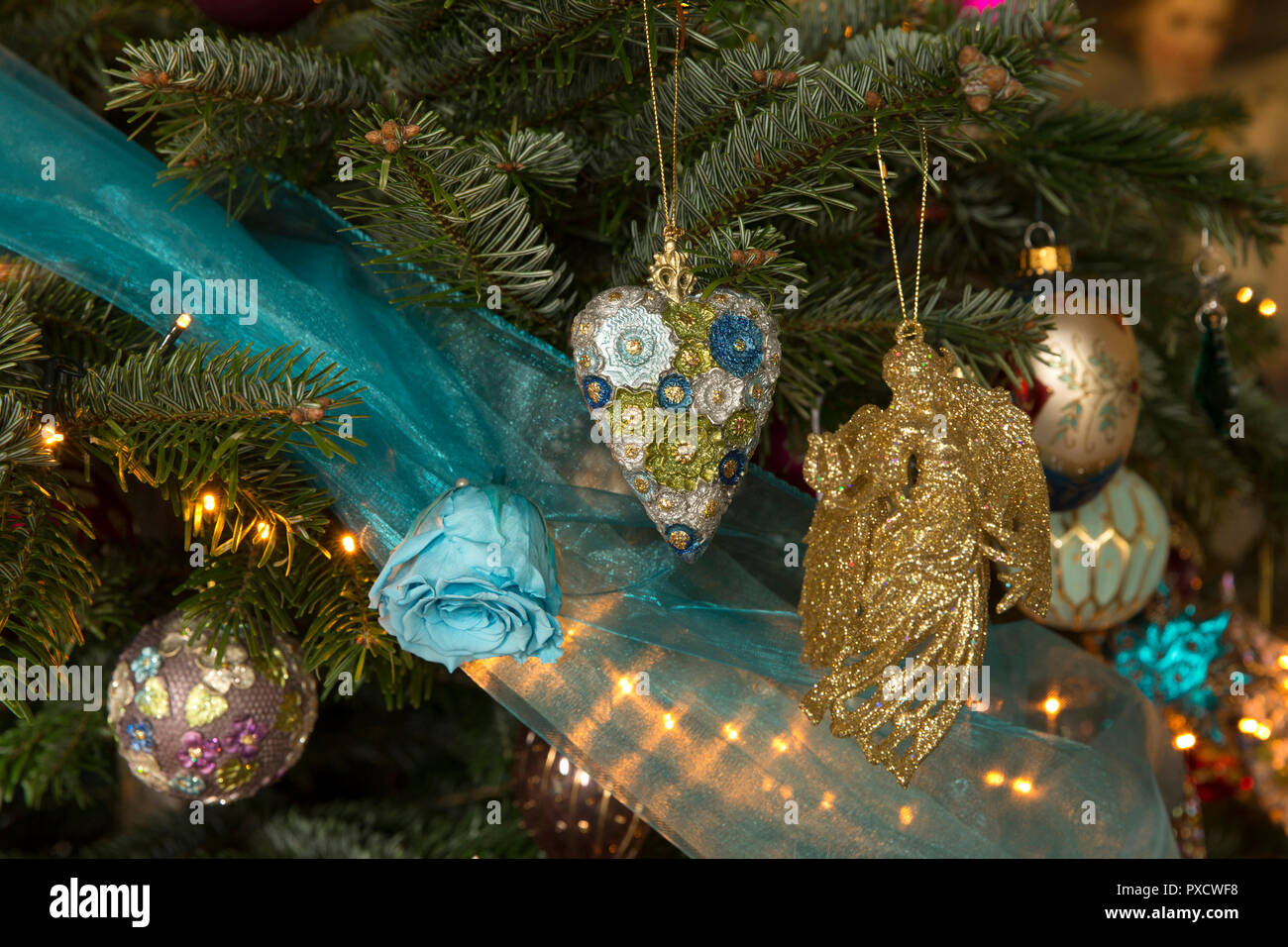 Regno Unito, Inghilterra, Yorkshire, Castle Howard a Natale, turchese Drawing Room, baubles su albero di natale Foto Stock