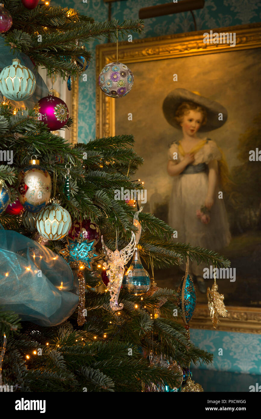Regno Unito, Inghilterra, Yorkshire, Castle Howard a Natale, turchese Drawing Room, baubles su albero di natale Foto Stock