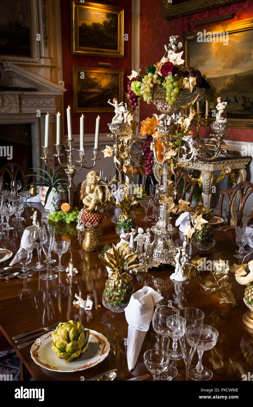 Regno Unito, Inghilterra, Yorkshire, Castle Howard a Natale, Crimson Sala Da Pranzo, ornati decorazioni per la tavola Foto Stock