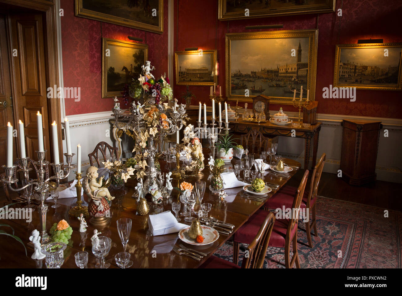 Regno Unito, Inghilterra, Yorkshire, Castle Howard a Natale, Crimson Sala Da Pranzo, ornati decorazioni per la tavola Foto Stock