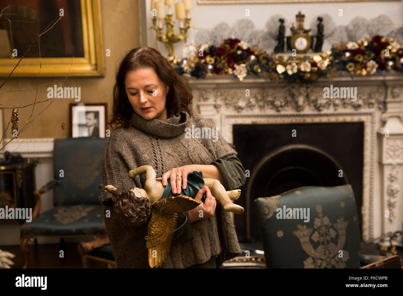 Regno Unito, Inghilterra, Yorkshire, Castle Howard a Natale, sala musica, Charlotte Lloyd-Webber azienda figura di angelo Foto Stock
