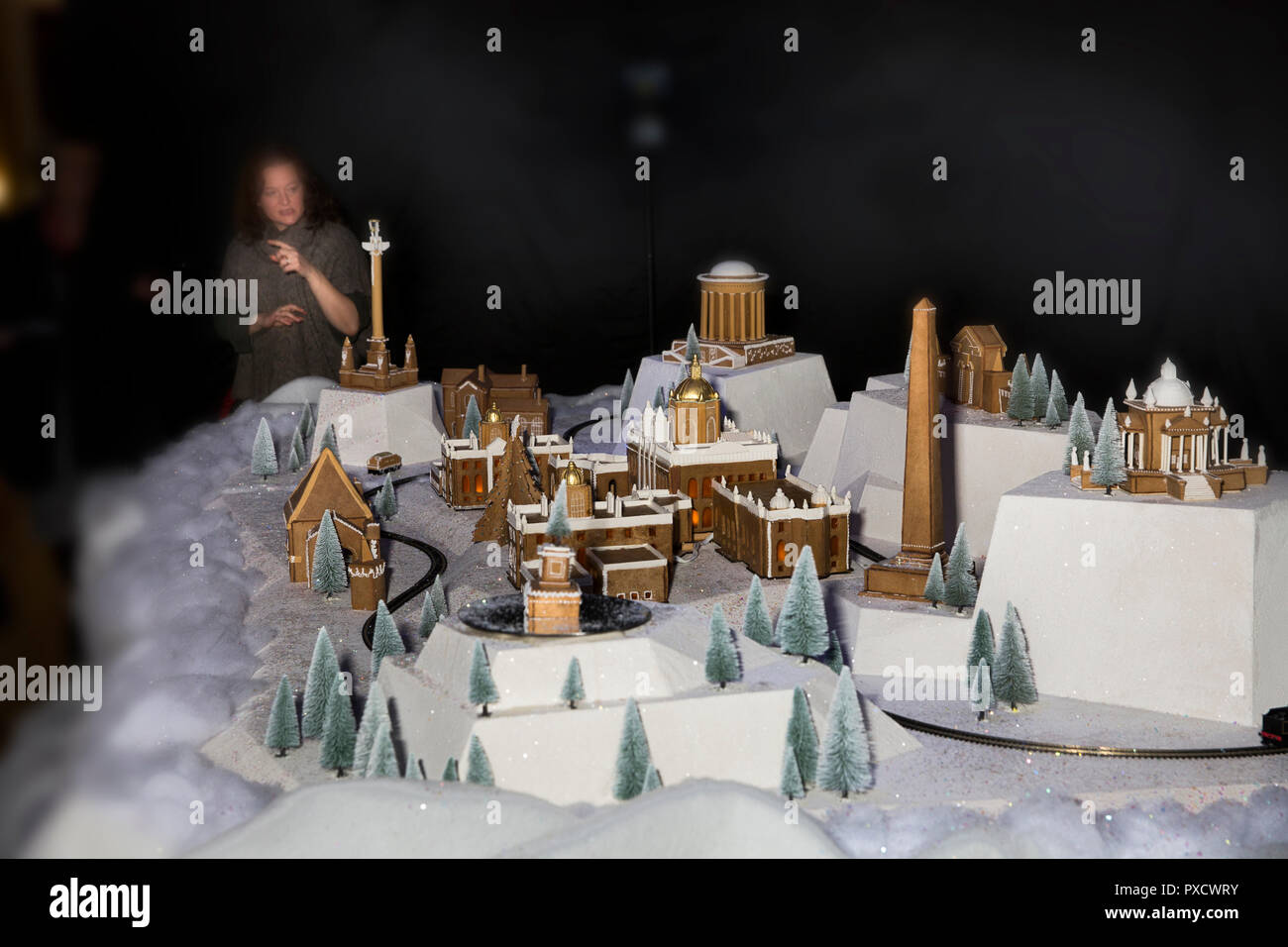 Regno Unito, Inghilterra, Yorkshire, Castle Howard a Natale, Charlotte Lloyd-Webber con pan di zenzero modello di Castle Howard estate mediante Bombas e Parr Foto Stock