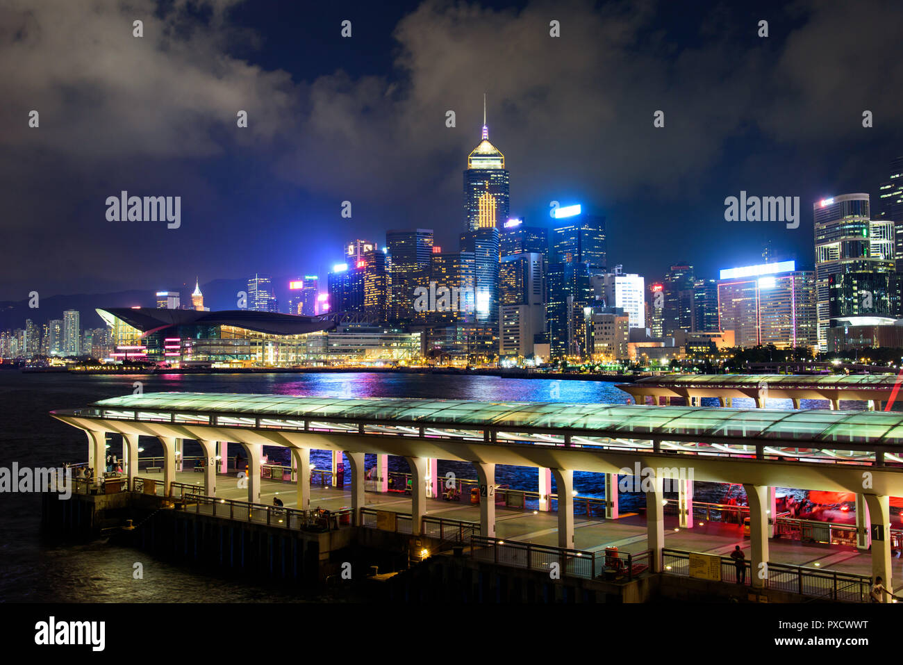 Hong Kong - Agosto 8, 2018: Hong Kong Isola del centro porto centrale e il centro cittadino moderno paesaggio urbano di notte Foto Stock