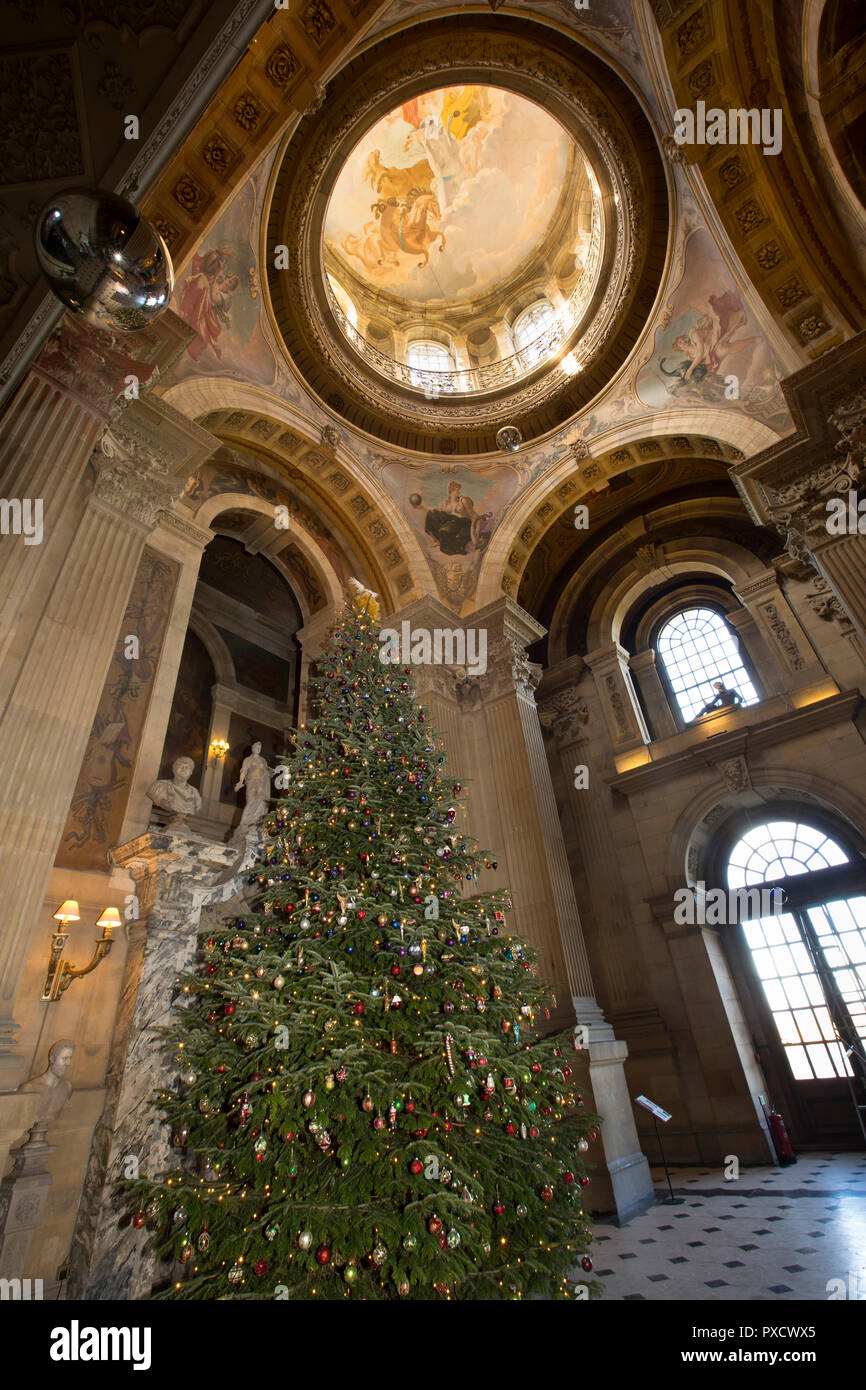 Regno Unito, Inghilterra, Yorkshire, Castle Howard a Natale, grande hall, un enorme albero di Natale decorato Foto Stock