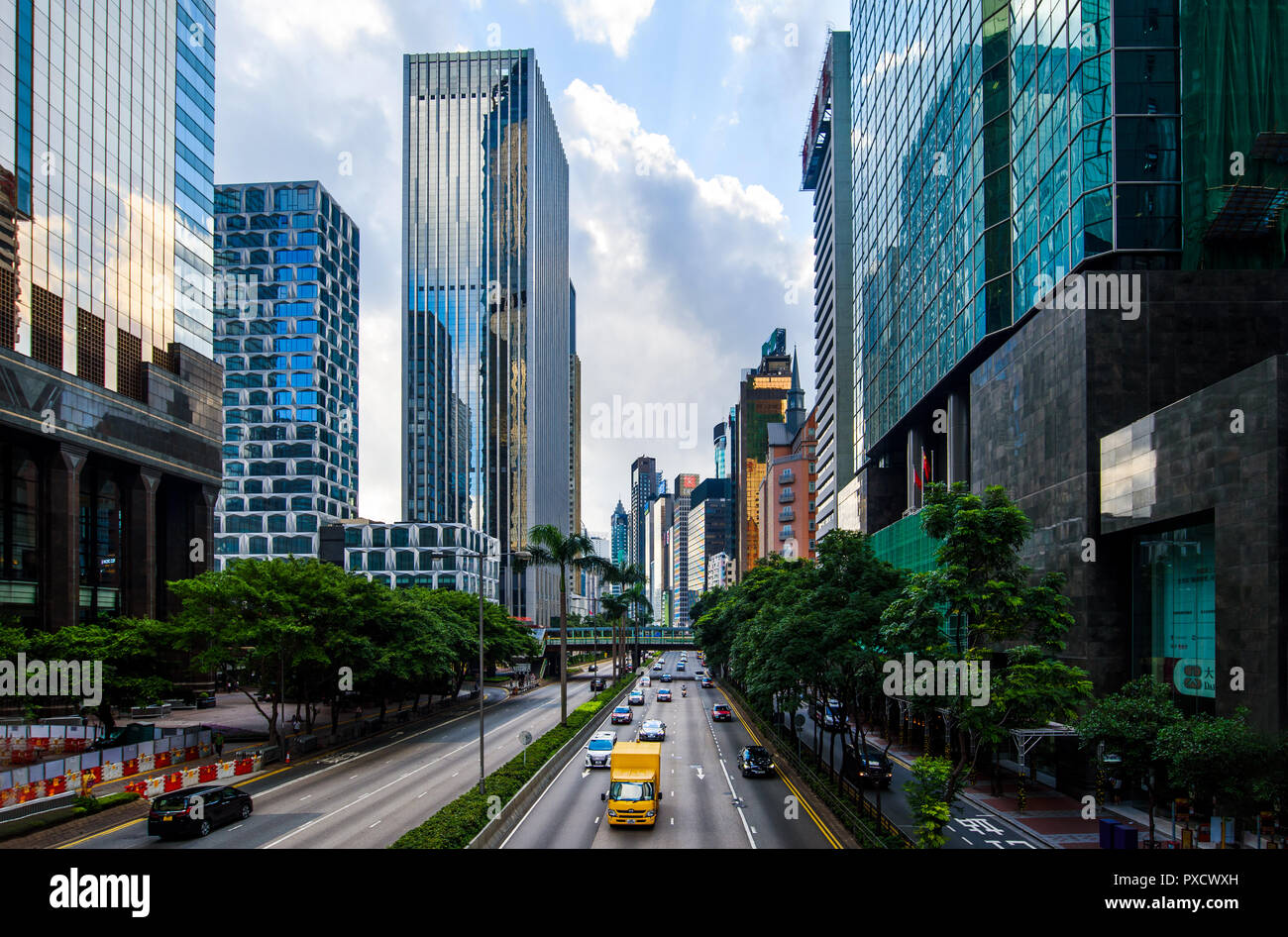 Hong Kong - Agosto 9, 2018: il traffico mattutino in Hong Kong downtown area con moderni edifici che circondano Foto Stock