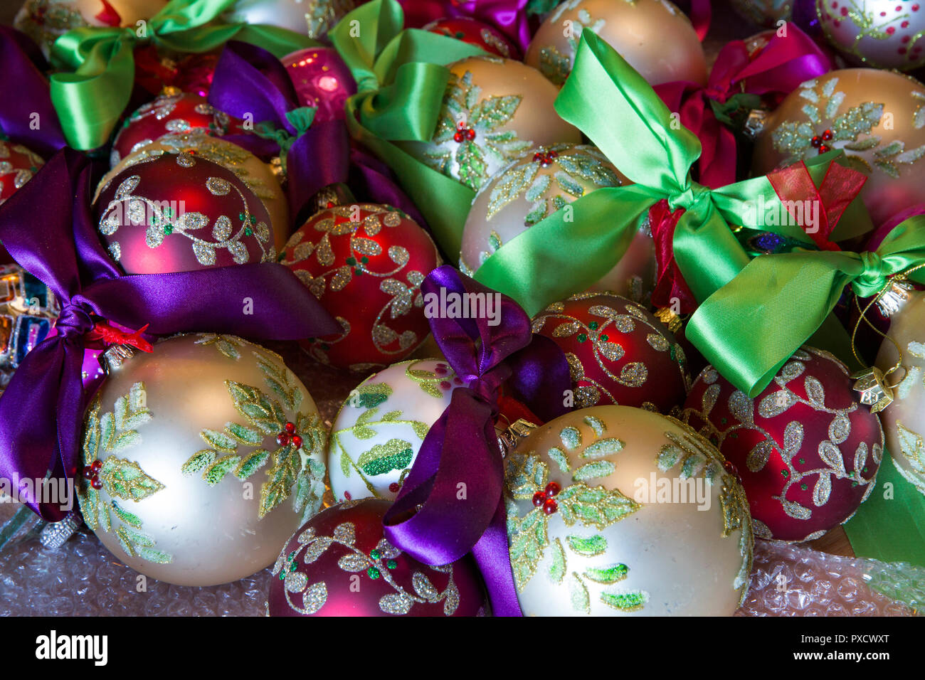 Regno Unito, Inghilterra, Yorkshire, Castle Howard a Natale, grande hall, il vecchio albero di Natale decorazione baubles Foto Stock