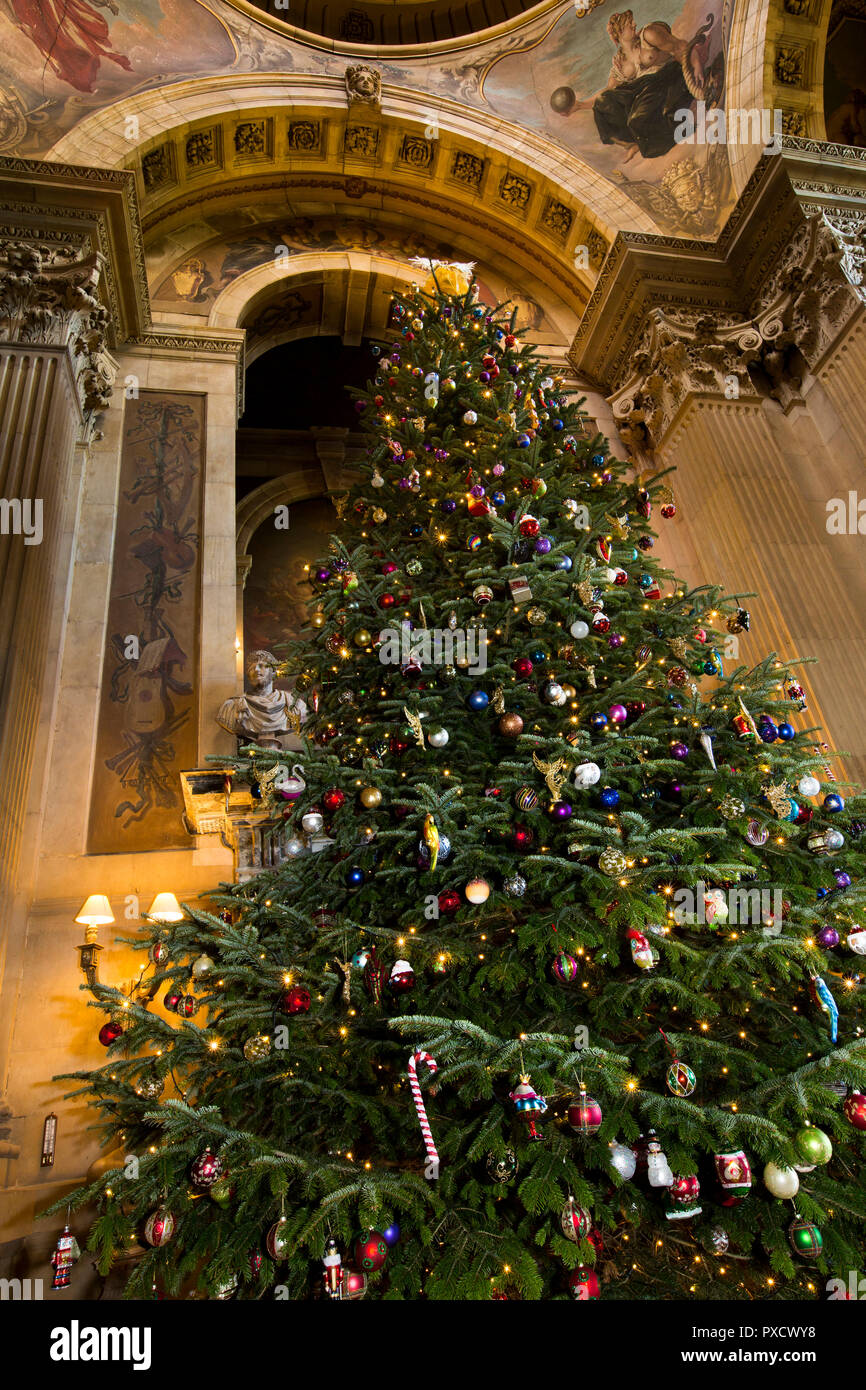 Albero Di Natale Grande.Regno Unito Inghilterra Yorkshire Castle Howard A Natale Grande Hall Un Enorme Albero Di Natale Decorato Foto Stock Alamy