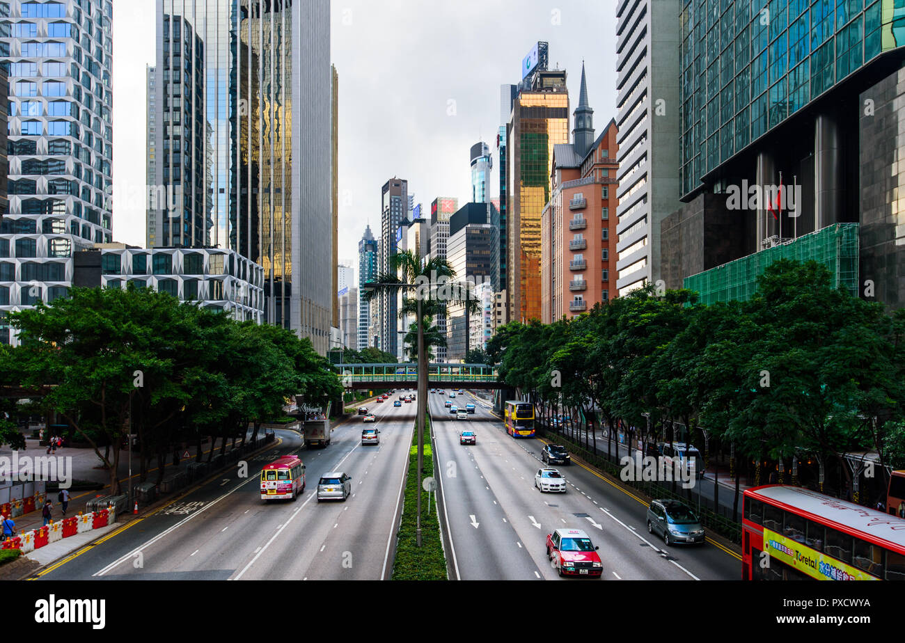 Hong Kong - Agosto 9, 2018: il traffico mattutino in Hong Kong downtown area con moderni edifici che circondano Foto Stock