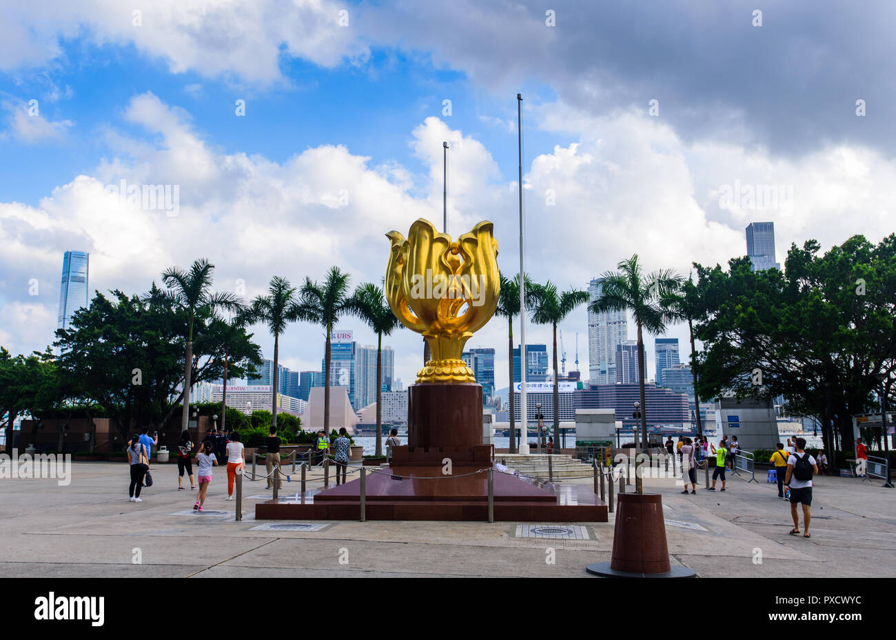 Hong Kong - Agosto 9, 2018: Golden Bauhinia Square a Hong Kong downtown area alla mattina tempo Foto Stock