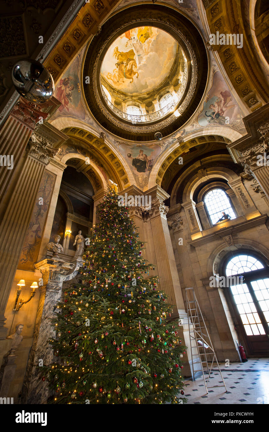 Regno Unito, Inghilterra, Yorkshire, Castle Howard a Natale, grande hall, un enorme albero di Natale decorato essendo decorate Foto Stock