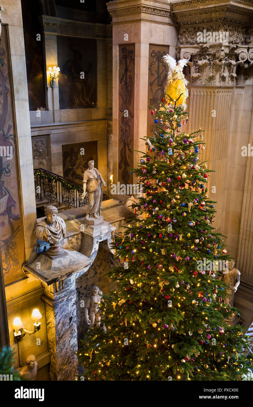 Regno Unito, Inghilterra, Yorkshire, Castle Howard a Natale, grande hall, un enorme albero di Natale decorato Foto Stock
