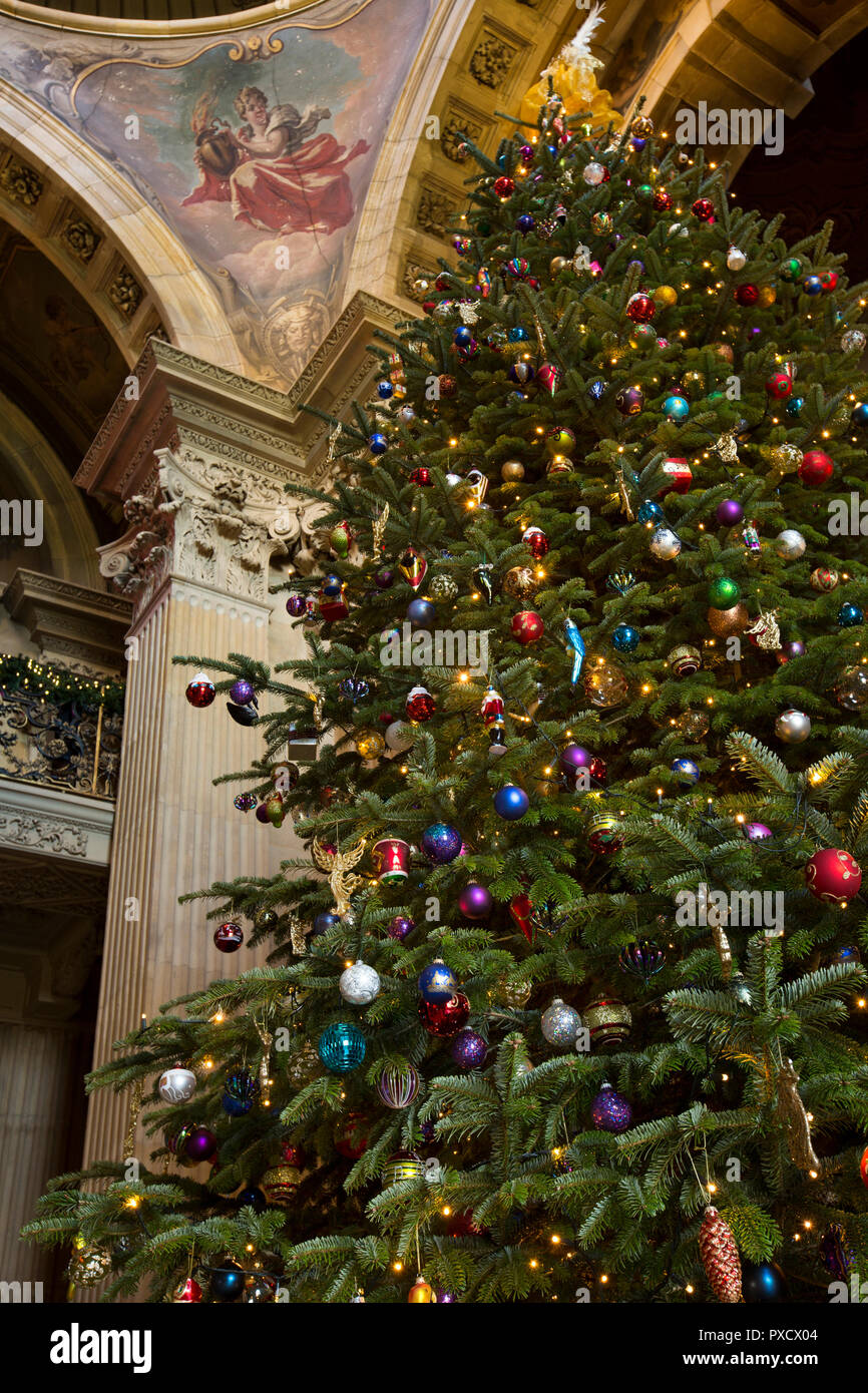 Regno Unito, Inghilterra, Yorkshire, Castle Howard a Natale, grande hall, un enorme albero di Natale decorato Foto Stock