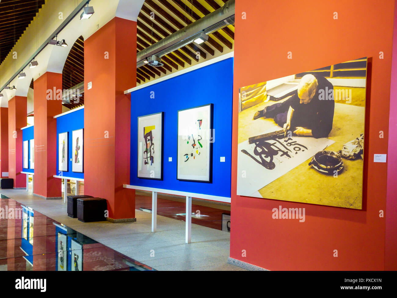 Palma de Mallorca, Galleria d'arte nella stazione ferroviaria di Soller con Joan Miro lavoro, Spagna Foto Stock