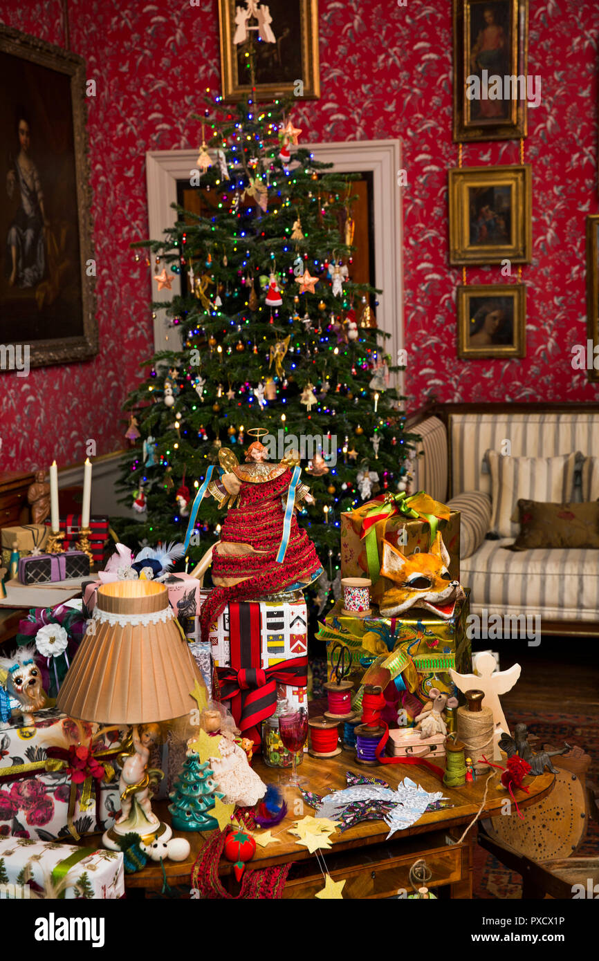 Regno Unito, Inghilterra, Yorkshire, Castle Howard a Natale, Spogliatoio, tradizionale xmas presenta e decorate albero Foto Stock
