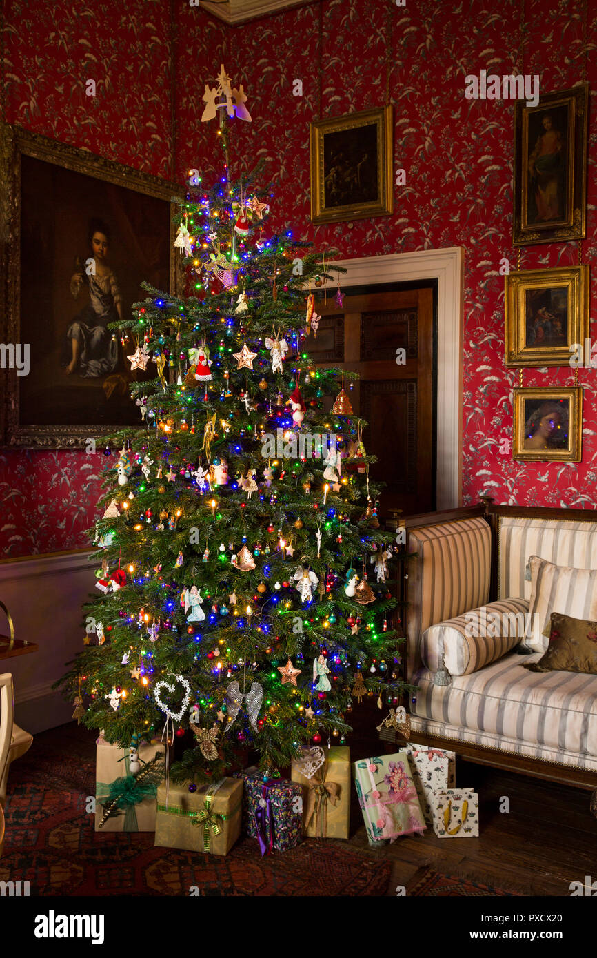 Regno Unito, Inghilterra, Yorkshire, Castle Howard a Natale, Spogliatoio, avvolto presenta sotto tradizionalmente decorate albero di natale Foto Stock