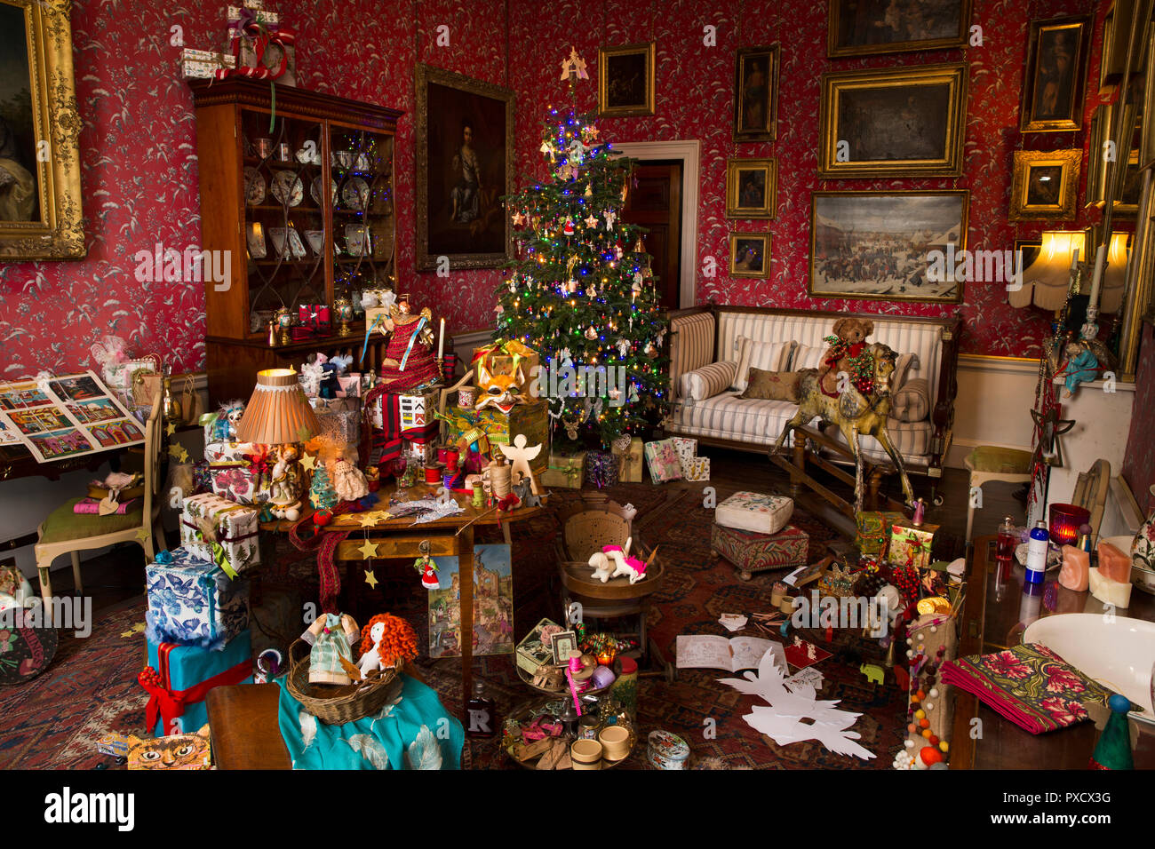 Regno Unito, Inghilterra, Yorkshire, Castle Howard a Natale, Spogliatoio, tradizionale xmas presenta e decorate albero Foto Stock
