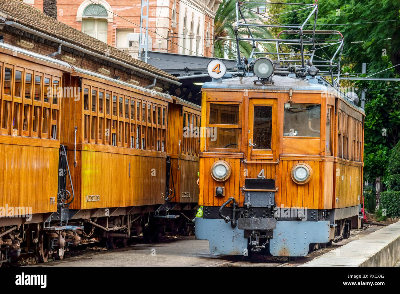 Palma di Maiorca, stazione ferroviaria a Soller con locomotiva e vagoni, storico nostalgico treno d'epoca, Spagna Foto Stock