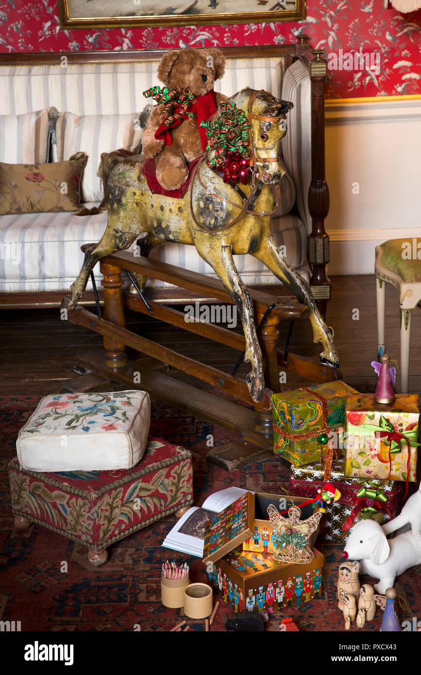 Regno Unito, Inghilterra, Yorkshire, Castle Howard a Natale, Spogliatoio, orsacchiotto a cavallo di legno tradizionale cavallo a dondolo Foto Stock