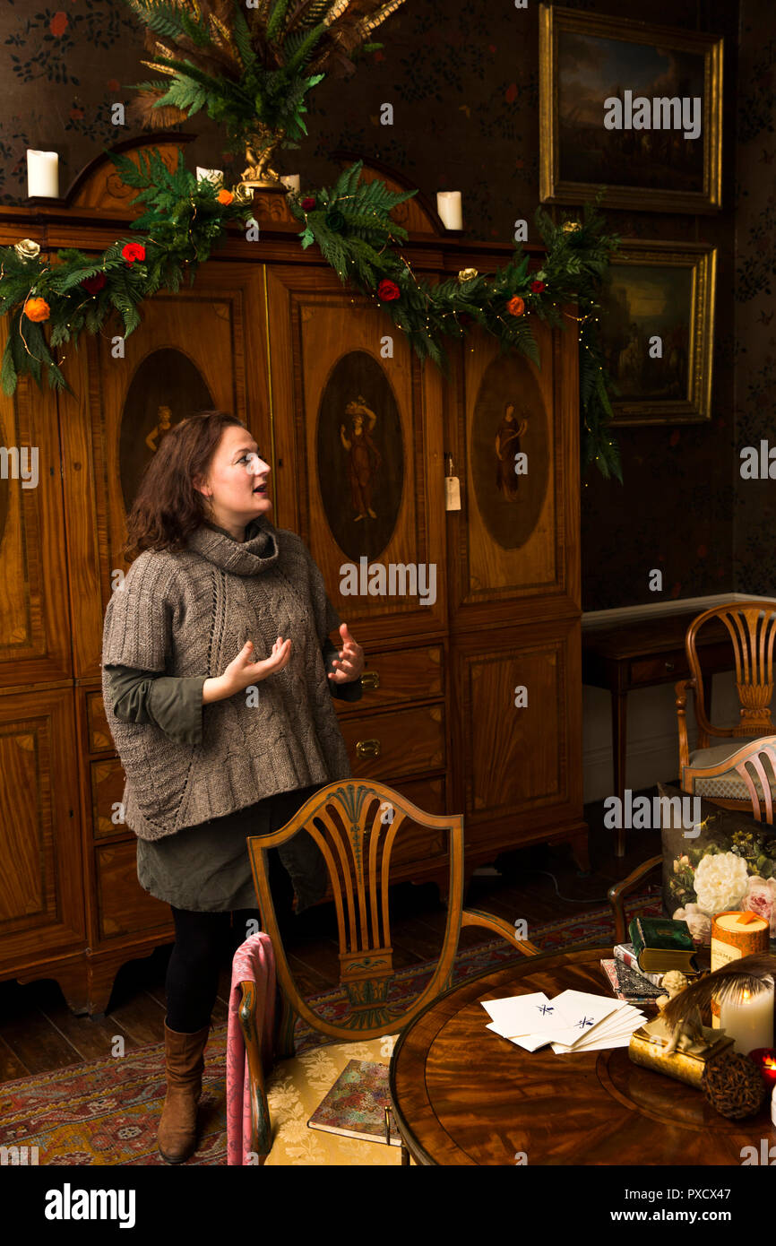 Regno Unito, Inghilterra, Yorkshire, Castle Howard a Natale, camera da letto, Charlotte Lloyd-Webber spiegando le decorazioni Foto Stock