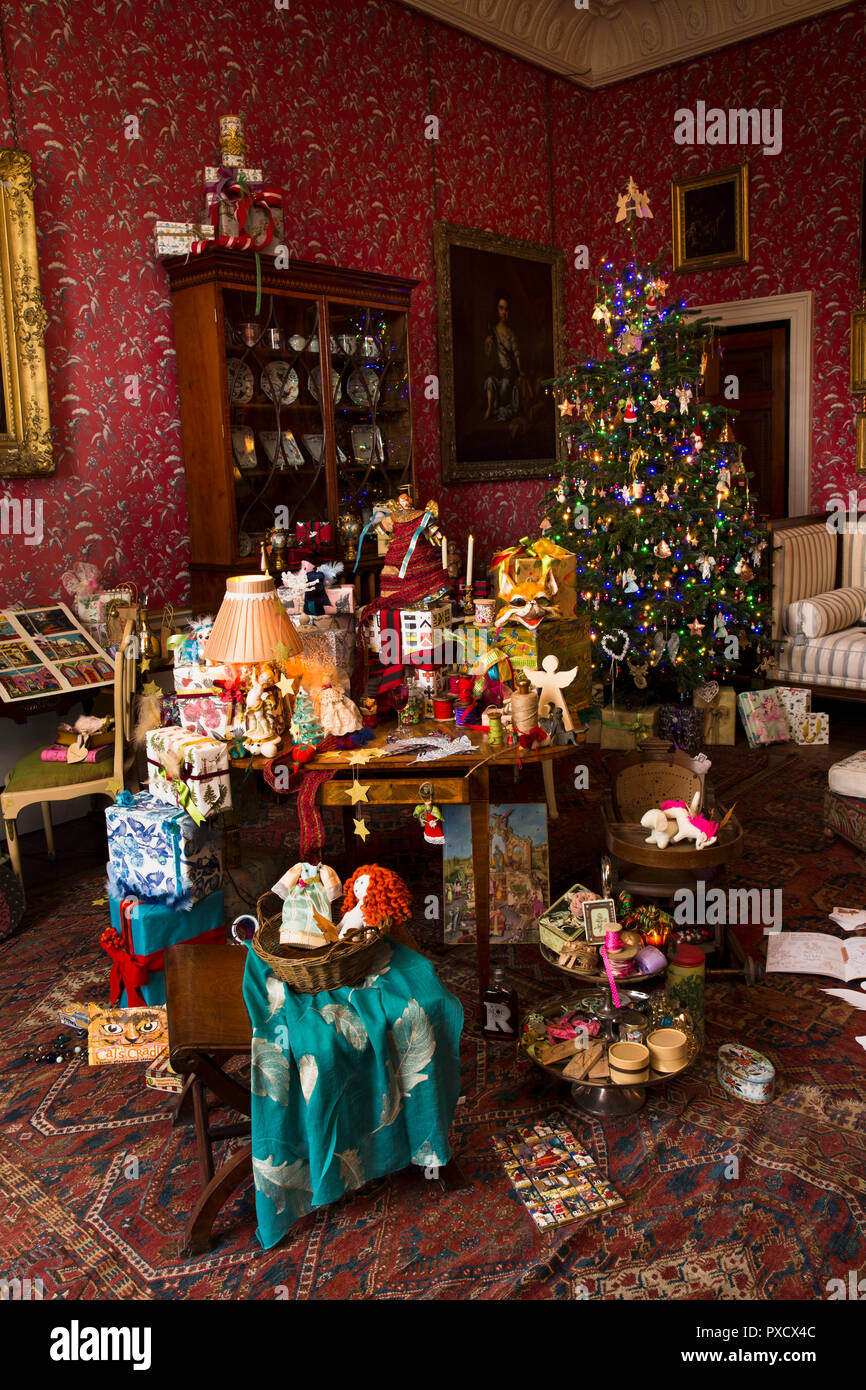 Regno Unito, Inghilterra, Yorkshire, Castle Howard a Natale, Spogliatoio, tradizionale xmas presenta e decorate albero Foto Stock