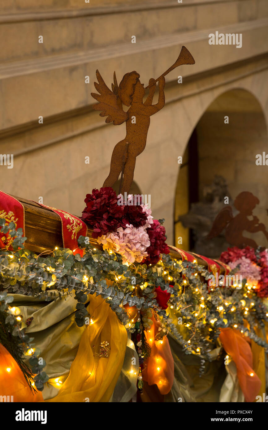 Regno Unito, Inghilterra, Yorkshire, Castle Howard a Natale, Scalone decorato per il natale, Angelo motif sul corrimano Foto Stock