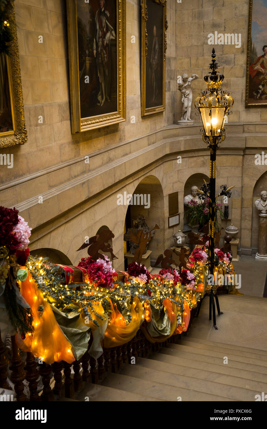 Regno Unito, Inghilterra, Yorkshire, Castle Howard a Natale, Scalone decorato per il natale Foto Stock