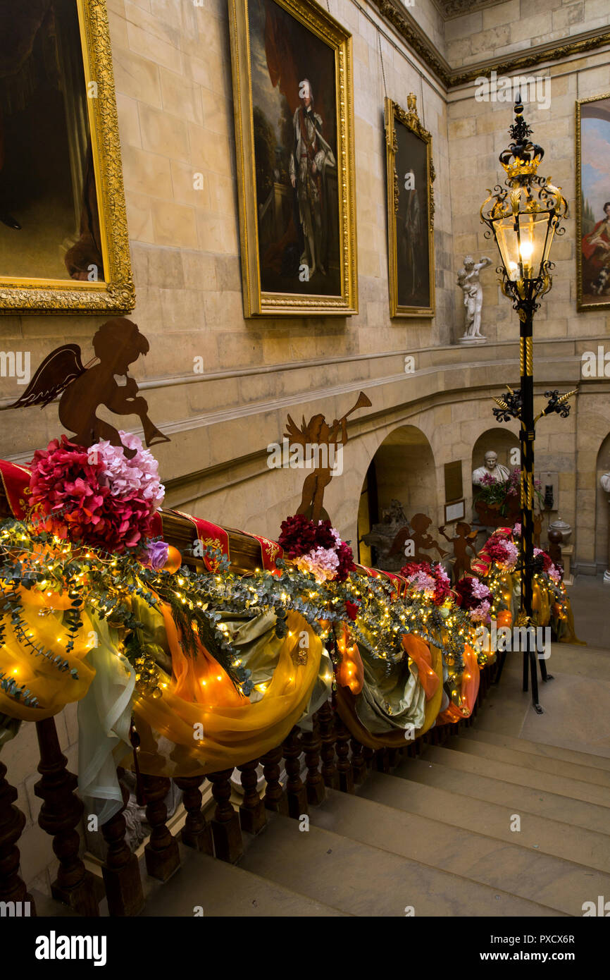 Regno Unito, Inghilterra, Yorkshire, Castle Howard a Natale, Scalone decorato per il natale Foto Stock