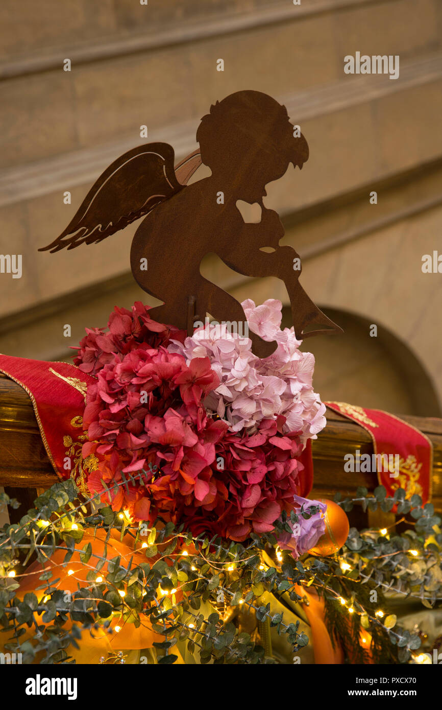 Regno Unito, Inghilterra, Yorkshire, Castle Howard a Natale, Scalone decorato per il natale, Angelo motif sul corrimano Foto Stock