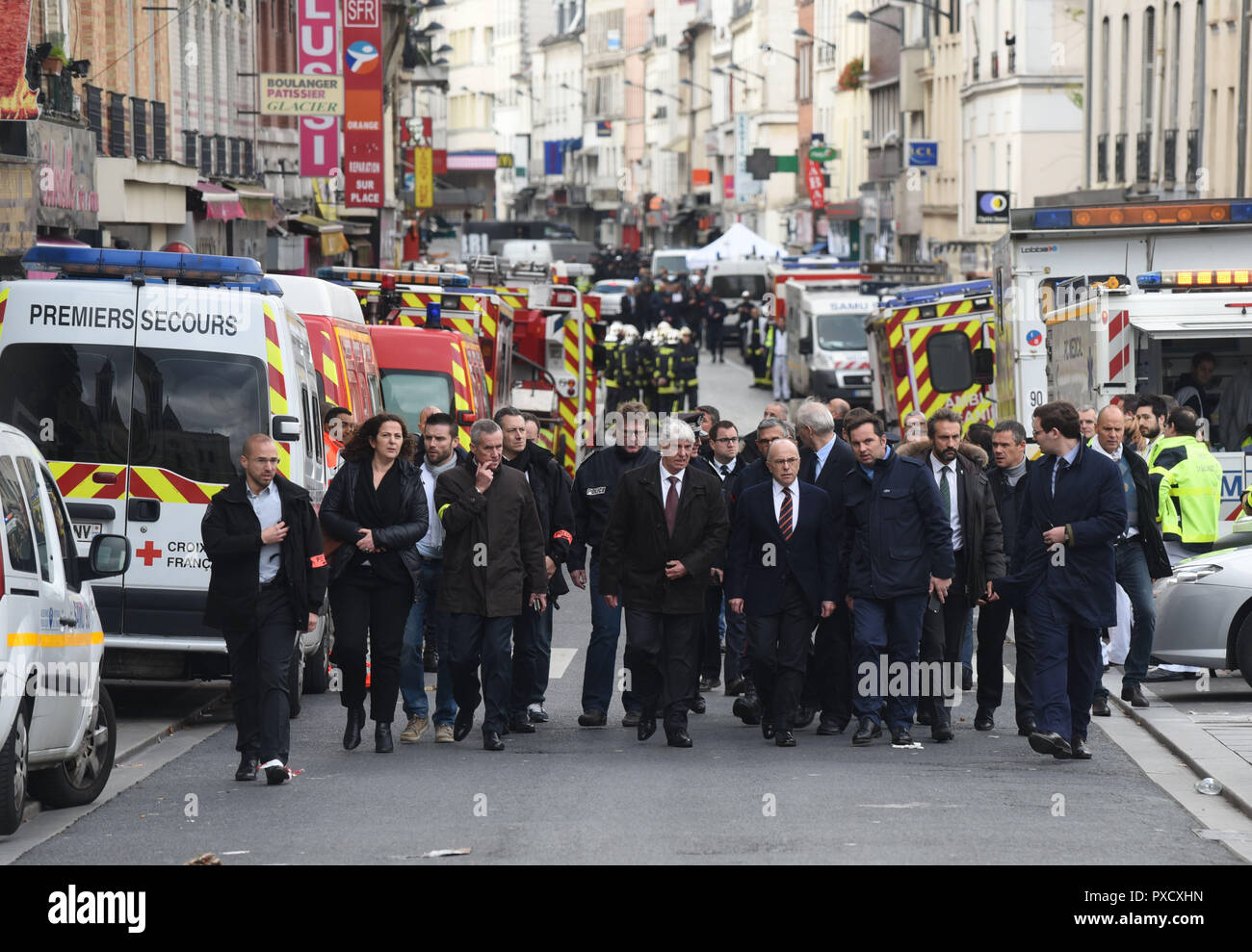 Novembre 18, 2015 - Saint-Denis, Francia: ministero degli interni francese Bernard Cazeneuve (C) visite la scena di un raid della polizia in Saint-Denis, a nord di Parigi. Funzionamento policiere du 18 novembre 2015 a Saint-Denis, ou ont ete reperes des terroristes giace aux attaques du 13 novembre. *** La Francia / NESSUNA VENDITA A MEDIA FRANCESI *** Foto Stock