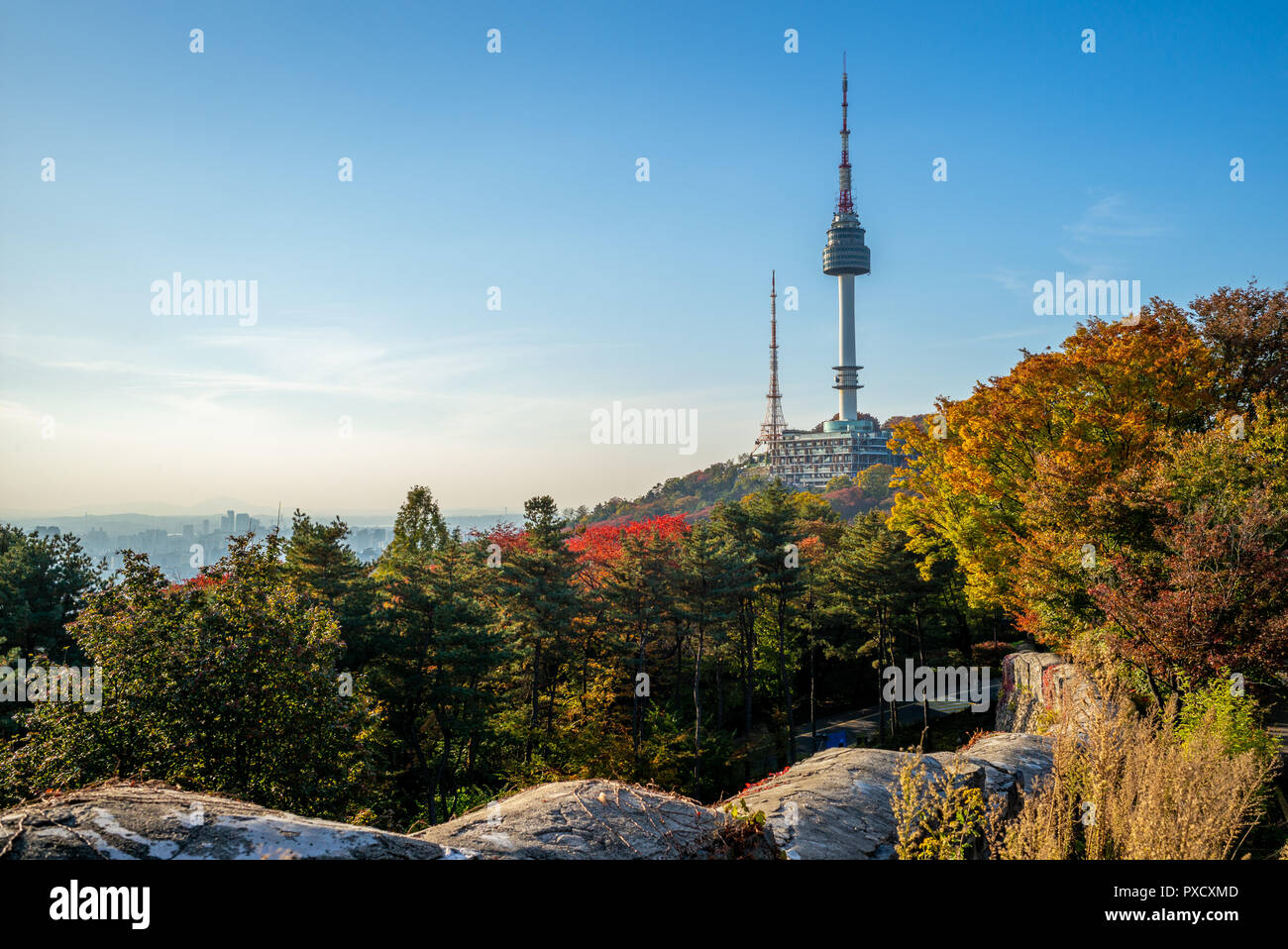 Torre di Seoul e la parete della città di Seoul, Corea del Sud Foto Stock