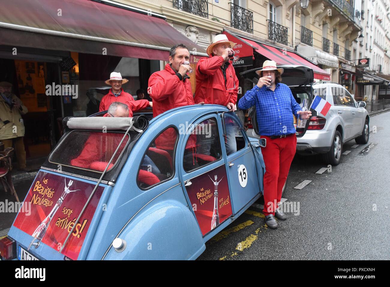 Novembre 19, 2015 - Parigi, Francia: parigini festeggiare l'arrivo del Beaujolais Nouveau, un vino rosso giovane il cui volume annuale di rilasciare ogni terzo giovedì del mese di novembre è accolto da un diffuso degustazione. Nonostante il recente Parigi gli attacchi terroristici, il proprietario del bar "Au Doux RAISIN', Charles Alban (rosso pantaloni) ha detto che voleva portare avanti la tradizione e festeggiare. Produttori di vino rosso che indossa giacche e una fascia nera al braccio aderito. La celebrazione si presenta come le autorità francesi hanno annunciato la morte del terrorista mastermind Abdelhamid Abaaoud. Des Francais fetent l'arrivee du Beaujolais Nouveau quelques Foto Stock