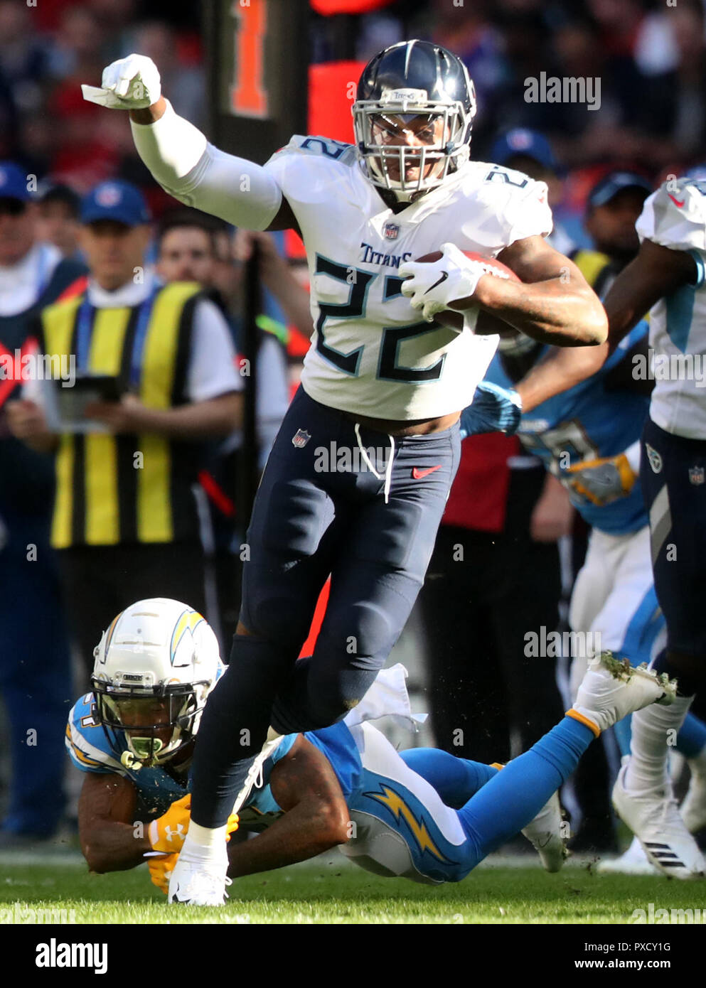 Tennessee Titans' Derrick Henry schivato un affrontare da Los Angeles Chargers' Trevor Williams contro durante la Serie Internazionale di NFL corrispondono allo Stadio di Wembley, Londra. Foto Stock