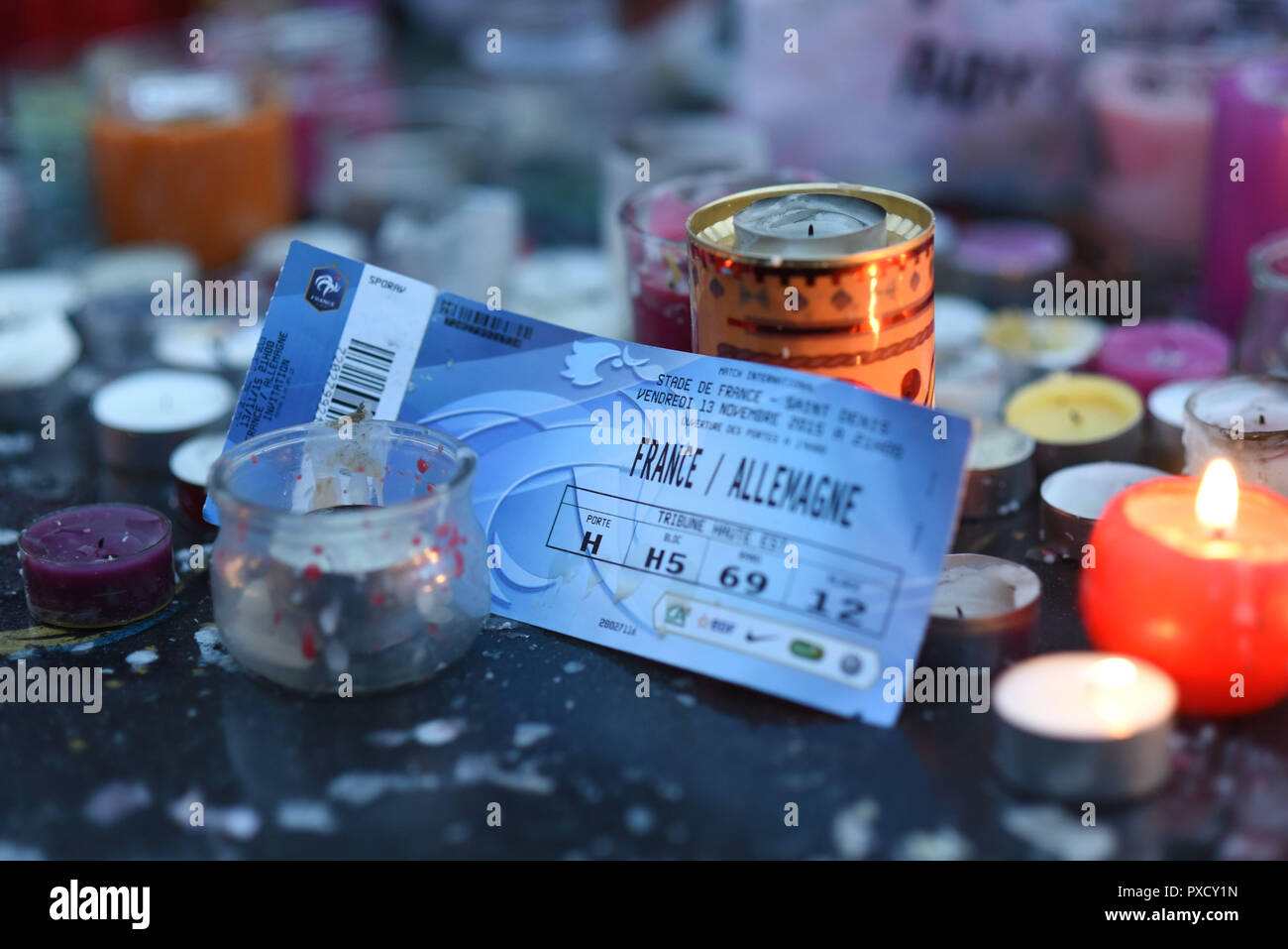 Novembre 22, 2015 - Parigi, Francia: persone rendere omaggio alle vittime del Novembre 13 attacchi terroristici con un biglietto per la Francia / Germania del gioco del calcio a Stade de France, che era i terroristi' primo obiettivo. Billetta pour la partita Francia / Allemagne au Stade de France, premiere cible des terroristes dans la soiree du 13 novembre 2015. Ce una billetta ete laisse un memoriale delle Nazioni Unite improvvisare aux victimes du 13 novembre 2015. *** La Francia / NESSUNA VENDITA A MEDIA FRANCESI *** Foto Stock