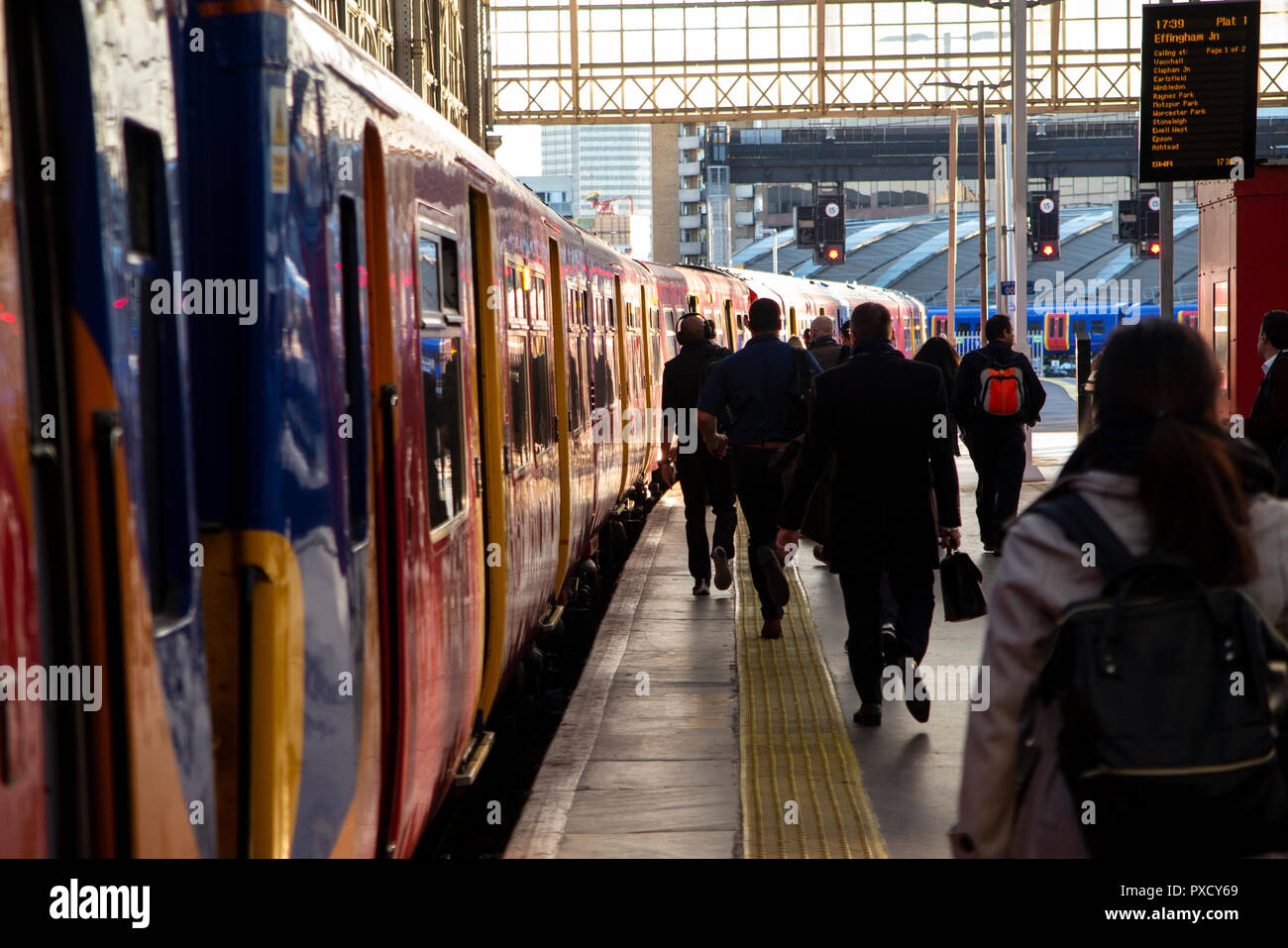 Pendolari di salire a bordo di un sud western con il treno alla stazione di Waterloo Foto Stock