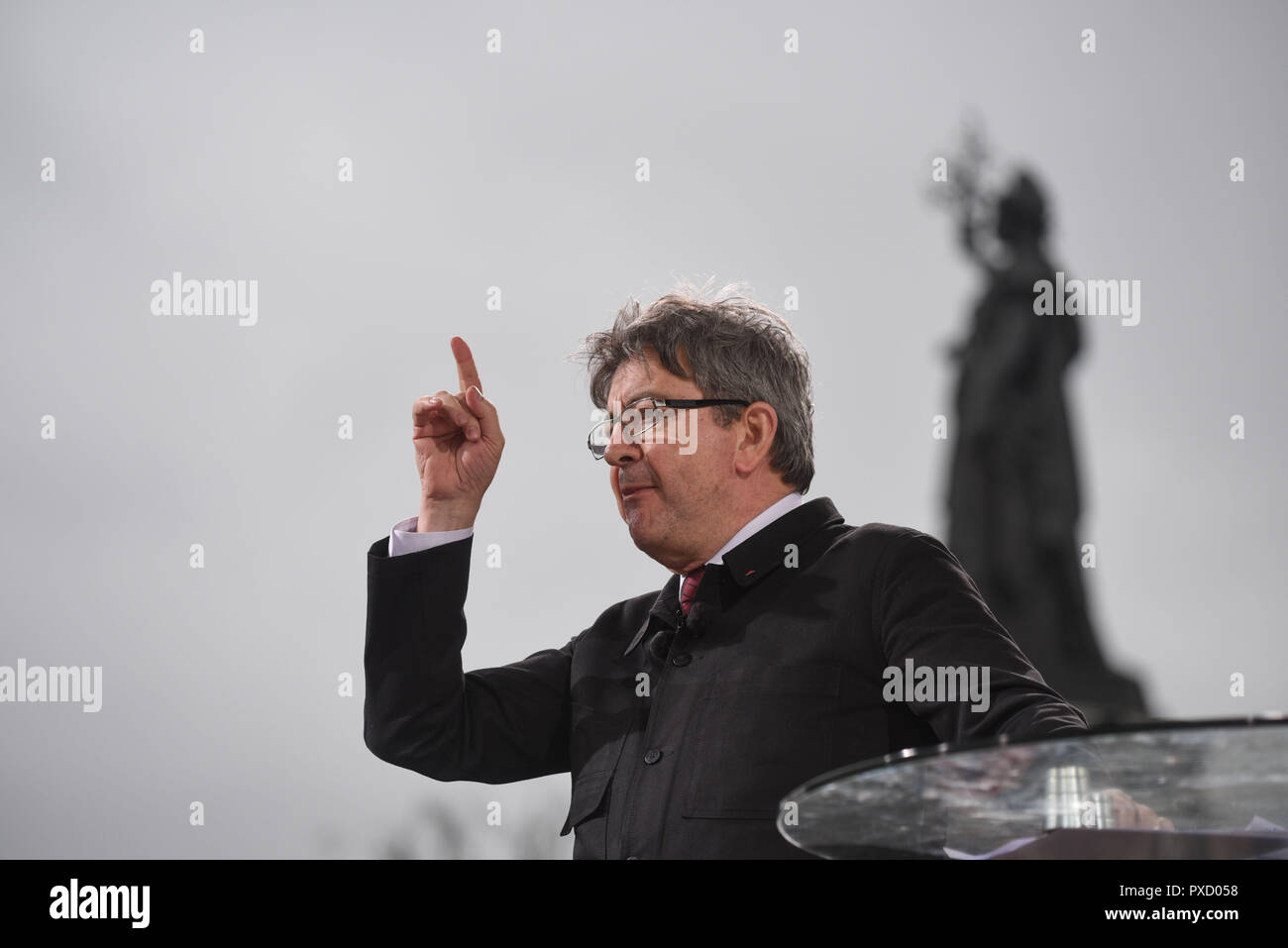 Marzo 18, 2017 - Parigi, Francia: leader Far-Left Jean-Luc Melenchon affronta i suoi sostenitori nel corso di una campagna di massa nel rally di Place de la Republique. Più di centomila persone frequentano il suo marzo per una sesta Repubblica tra la Bastiglia e la Republique nel centro di Parigi, cinque settimane prima del primo turno delle elezioni presidenziali. Le leader de la France Insoumise, Jean-Luc Melenchon, lors d'incontro delle Nazioni Unite geant organizzare la place de la Republique a Paris dans le cadre de la campagne presidentielle 2017. *** La Francia / NESSUNA VENDITA A MEDIA FRANCESI *** Foto Stock