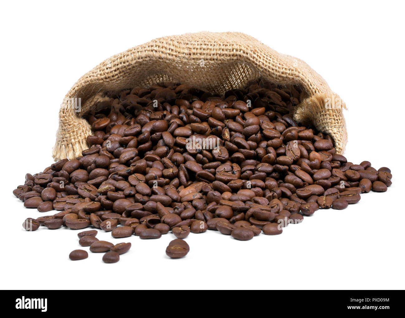 Caffè torrefatto in grani di cadere fuori un sacco di tela. Sacco Sacco con i chicchi di caffè, isolato su sfondo bianco. Foto Stock