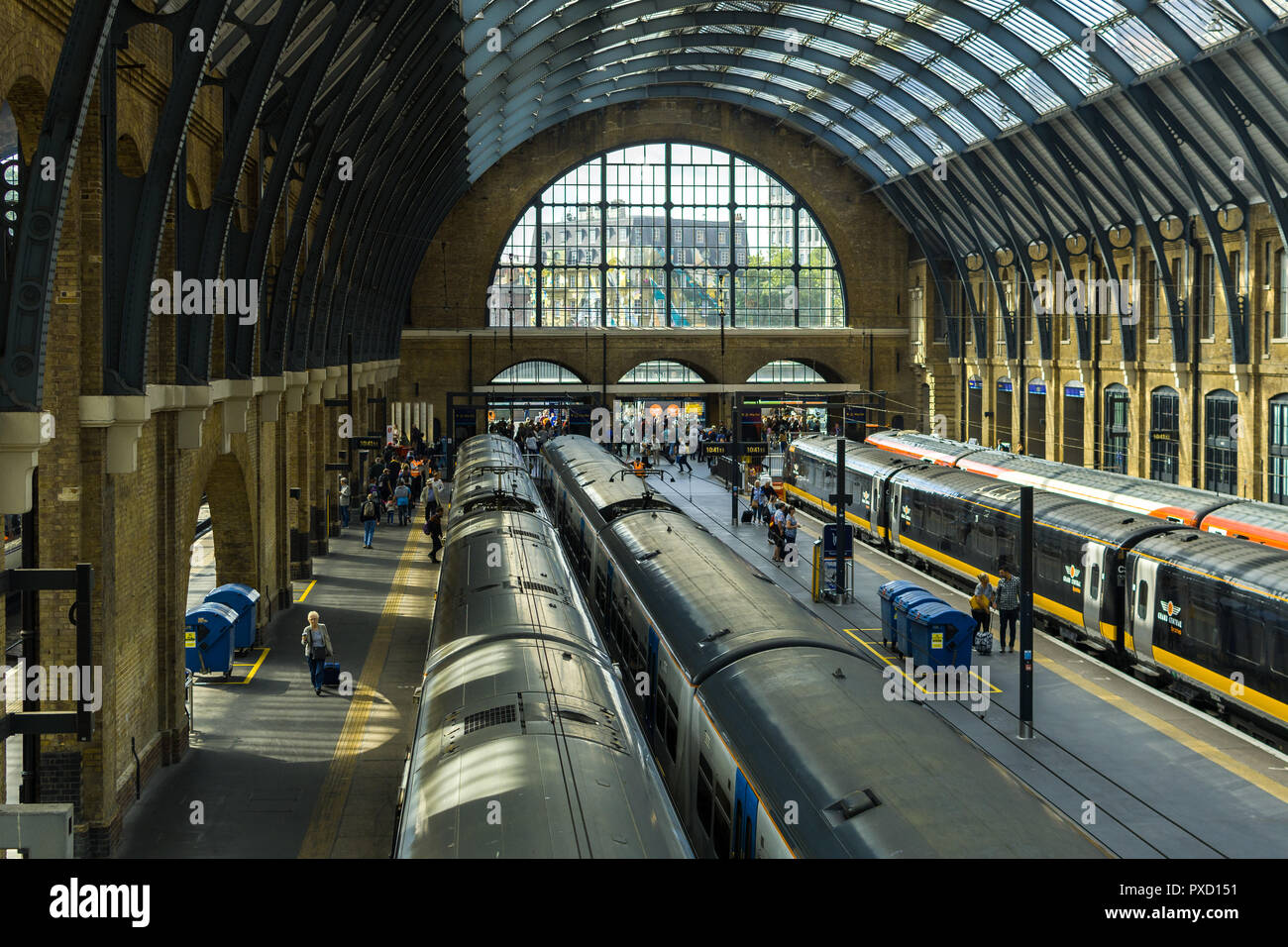 Vista delle principali piattaforme alla stazione di King Cross con treni e pendolari, London, Regno Unito Foto Stock