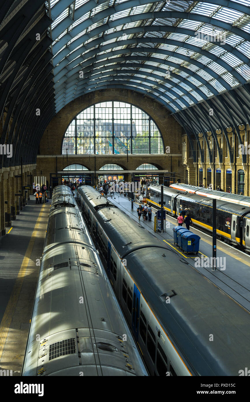 Vista delle principali piattaforme alla stazione di King Cross con treni e pendolari, London, Regno Unito Foto Stock