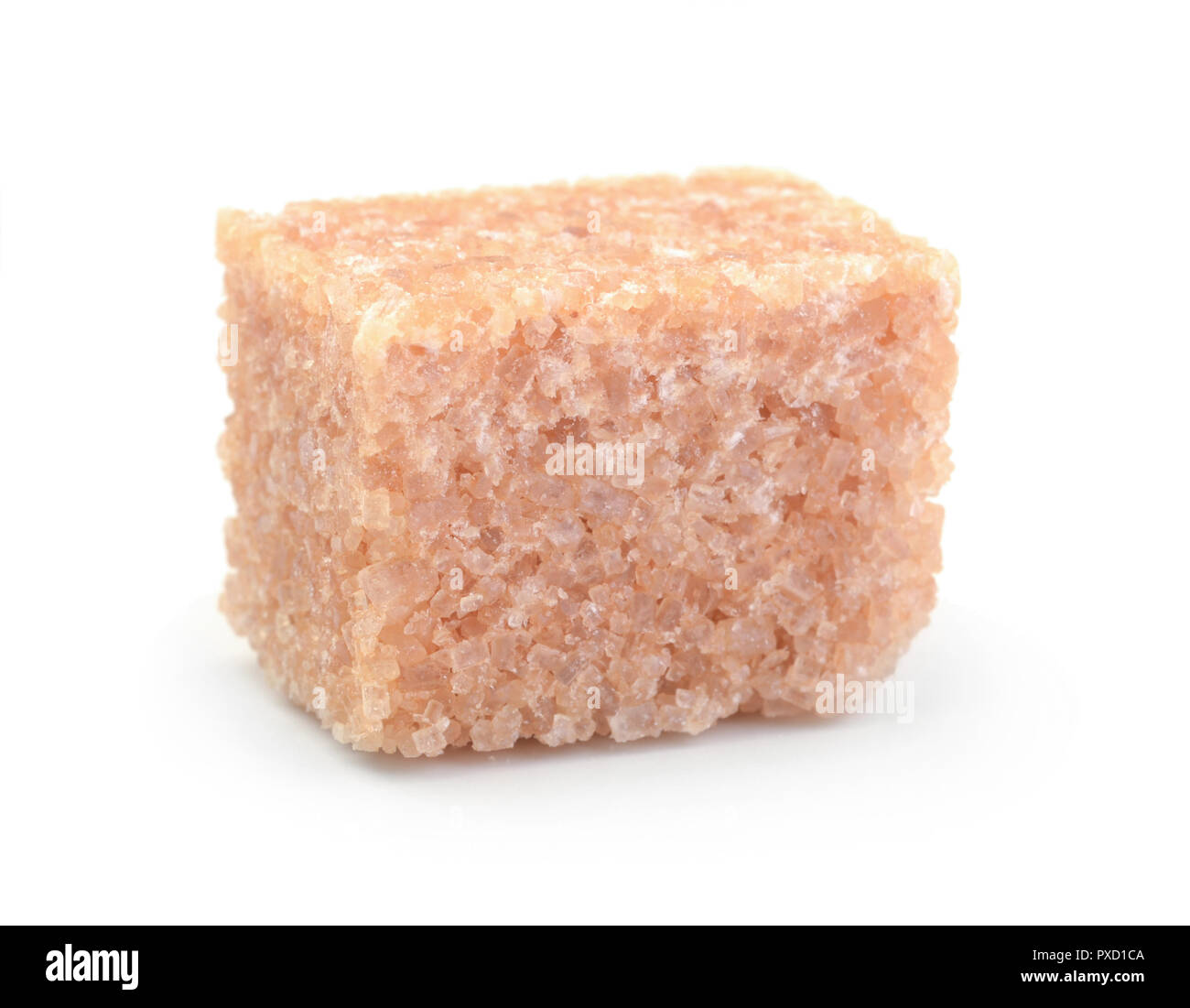 Un cubetto di zucchero di canna isolati su sfondo bianco Foto Stock